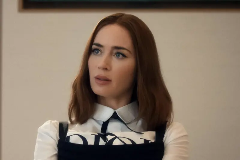 ▲《穿著PRADA的惡魔2》為何吸引人？前集中超討人厭的長官梅莉史翠普，被迫向已成為精品高層的前助理艾蜜莉布朗（如圖）低頭，彼此關係180轉變，是平日在辦公室受氣的小職員們都想看到的內容。（圖／摘自IMDb）