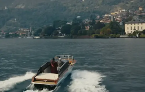 ▲《穿著PRADA的惡魔2》成本比上集增加好幾倍，劇組大手筆前進義大利著名的景點科摩湖拍攝。（圖／摘自二十世紀影業 YT）