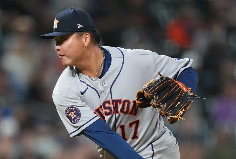 ▲台灣好手鄧愷威今（29）日重返先發交手巴爾的摩金鶯，首局就被打出3安打、包含巨星韓德森（Gunnar Henderson）、巴薩洛（Samuel Basallo）2支長打失掉2分，但後續回穩高效解決打者，僅用42球投完3局，表現可圈可點。（圖／美聯社／達志影像）