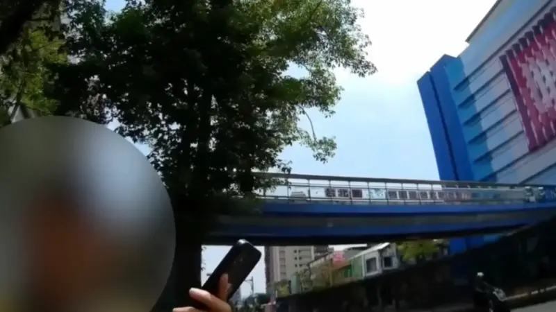 ▲一名蘇姓女子水源市場旁天橋張貼寫著「台北動物園變台北老鼠園」的抗議布條遭到警方攔查。（圖／警方提供）