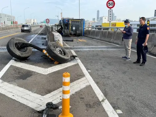 高雄貨車撞護欄翻覆！下秒火燒車狂燃　24歲駕駛受困成焦屍