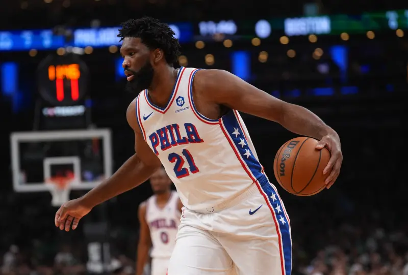 ▲靠著明星中鋒恩比德（Joel Embiid）下半場如夢初醒轉攻內線，以及馬克西（Tyrese Maxey）、保羅喬治（Paul George）的穩定發揮，最終76人以113：97逆轉擊敗波士頓塞爾提克。（圖／路透／達志影像）