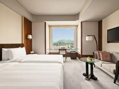 ▲台北遠東香格里拉線上旅展最殺優惠首推「尊榮客房平日不含早」方案，原價2萬4255元，優惠價6600元，約享27折。（圖／台北遠東香格里拉提供）