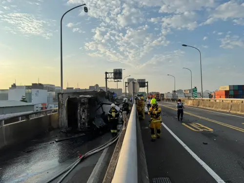 ▲警消人員與救護人員到場，協助滅火及救護後，駕駛陳男已明顯無生命跡象。(圖／記者郭凱杰翻攝)