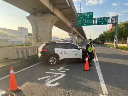 ▲前鎮分局前鎮街派出所獲報新生路高架橋發生交通事故，員警馳赴現場管制疏導，防止二次事故發生。(圖／記者郭凱杰翻攝)