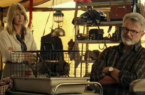 ▲山姆尼爾（右）與蘿拉鄧（左）在《侏羅紀世界：統霸天下》再度合作，就是在這部片的宣傳期間，山姆被檢查出罹患血癌。（圖／摘自IMDb）