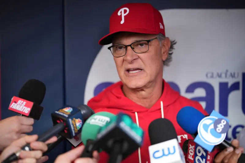 ▲費城費城人隊於今（29）日拋出人事震撼彈，宣布即刻解僱總教練湯姆森（Rob Thomson），並指派現任板凳教練、曾執教道奇與馬林魚的名將馬丁利（Don Mattingly）擔任暫代總教練，任期至2026年賽季結束。（圖／美聯社／達志影像）