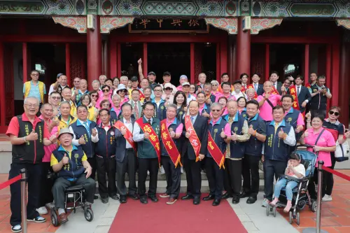 ▲黃偉哲與各地鄭氏宗親會合影。（圖／南市府提供）