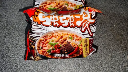 ▲民眾試吃強強滾泡麵「麻辣燙湯麵」口味後，強調湯頭微麻，若加入火鍋料的話十分對味。（圖／泡麵公社 泡麵俱樂部）