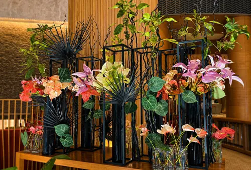 ▲台南遠東香格里拉於母親節期間推出「在地綻放」火鶴花藝展，選用台南在地栽培火鶴花，打造兼具美學與永續理念的迎賓空間。（圖／台南遠東香格里拉提供）