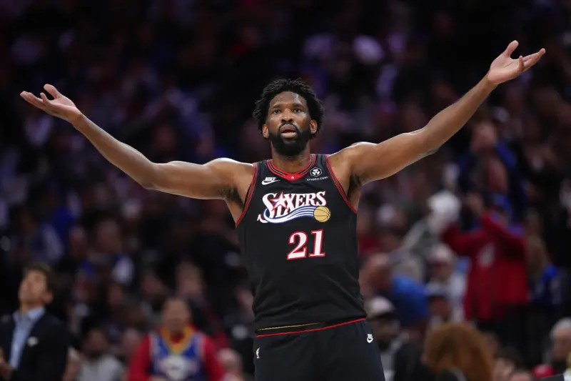 ▲費城76人球星恩比德(Joel Embiid)在今日生死戰中展現神蹟，全場狂飆9記三分球。即便帶著傷勢，他依然用33分的巔峰表現主宰了波士頓主場，成為球隊能將大比分追至2比3的頭號功臣。（圖／美聯社／達志影像）