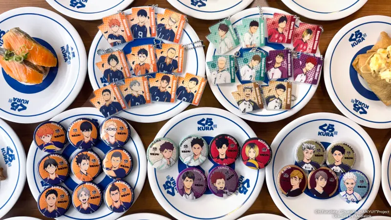 ▲藏壽司5月1日起首度聯名人氣日本動畫《排球少年!!》，一口氣推出共40款限定扭蛋，內含壓克力吊飾、馬口鐵徽章胸針，角色陣容橫跨烏野高校、青葉城西高校的人氣經典角色。（圖／藏壽司提供）