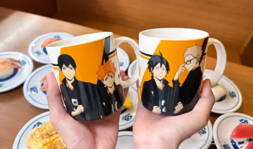 ▲藏壽司5月1日起首度聯名人氣日本動畫《排球少年!!》，並有滿額贈活動，圖為5月20日開跑的贈品馬克杯。（圖／藏壽司提供）