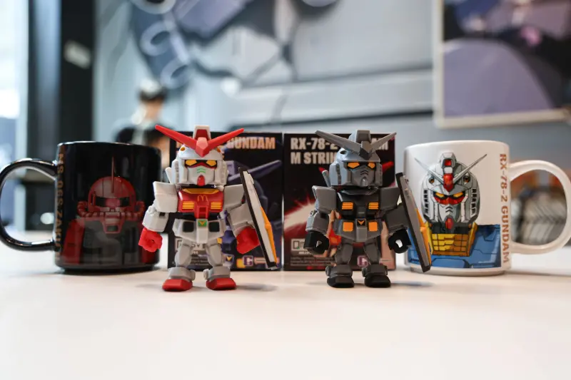 ▲麥當勞與日本動漫 IP《機動戰士鋼彈》展開聯名，推出期間限定的鋼彈模型和馬克杯。（圖／記者朱永強攝）