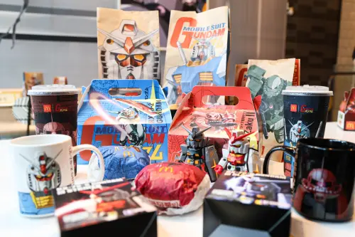 ▲麥當勞聯名《機動戰士鋼彈》，不僅包裝都變為鋼彈元素，購買任一套餐，加價199元就能獲得鋼彈公仔。（圖／記者朱永強攝）