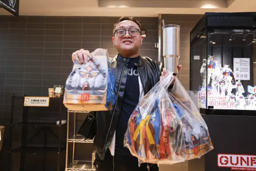 ▲葉先生一早8點30分就到場排隊，一人買了6份套餐，帶走6隻鋼彈模型公仔。（圖／記者朱永強攝）