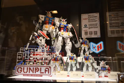 ▲麥當勞聯名《機動戰士鋼彈》，門市展示鋼彈。（圖／記者朱永強攝）