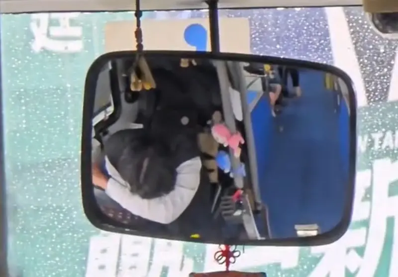 ▲藍38路公車近日發生一起爭執，公車司機情緒崩潰哭喊「為什麼要欺負司機」引發討論，影片甚至登上CNN等國外媒體。（圖／翻攝Threads@wjsscc._.830）