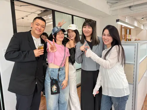 ▲徐若瑄（左2）的經紀公司4月中舉辦開幕會。（圖／翻攝自電商直播培訓教母 KK老師臉書）