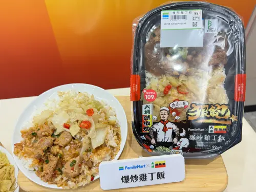 ▲大埔鐵板燒的獨門醬汁，爆炒雞丁配上爆炒高麗菜，享受扒飯的極致快感。（圖／記者鍾怡婷攝）