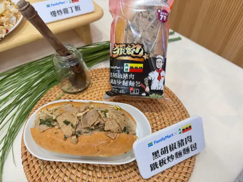 ▲「黑胡椒豬肉鐵板炒麵麵包」餡料通通夾進柔軟Q彈長堡中，一口咬下，麵香、肉香與胡椒辛香同時爆發。（圖／記者鍾怡婷攝）