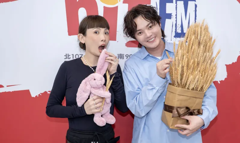 ▲許富凱（右）即將二度攻蛋開唱，他透露歌單多達50首，魏如萱（左）聽到後很吃驚，連忙問他這樣要唱到幾點。（圖／Hit Fm聯播網提供）