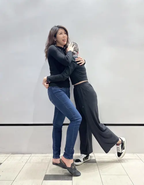 ▲李怡貞（左）過去曾幫「馮語婷」背書是一名面容姣好的女性。（圖／翻攝自李怡貞臉書）