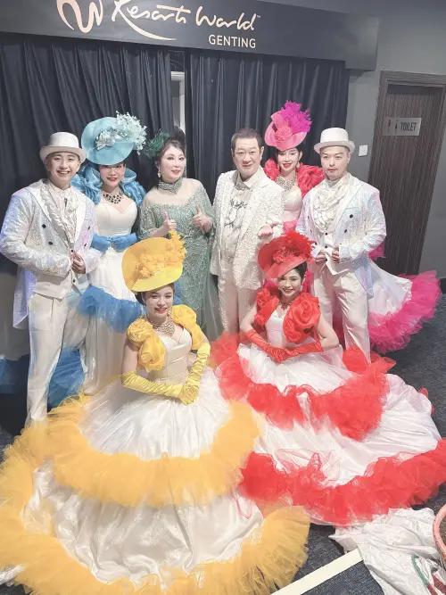 ▲蔡小虎（右2）到馬來西亞雲頂開唱，特別來賓是陳思安。（左3）。（圖／豪記唱片提供）