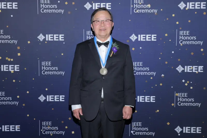 ▲李偉仁榮獲國際電機電子工程師學會2026年最高等級獎項「IEEE Medals」肯定，24日年度頒獎典禮接受表揚。（圖／台電提供）