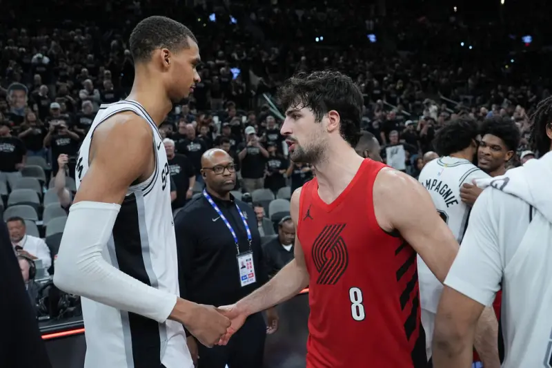 ▲阿夫迪亞（Deni Avdija）雖砍下全隊最高的22分試圖力挽狂瀾，但在馬刺隊的身材優勢與防守強度下，拓荒者的角色球員全線熄火。（圖／美聯社／達志影像）