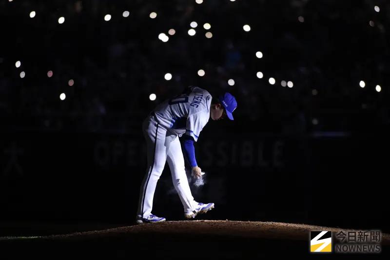 ▲富邦悍將曾峻岳出場時伴隨著登場曲〈將軍令〉與新莊球場LED燈光秀，營造出獨特的「護國神山」登場氣勢。（圖／記者朱永強攝,2026.4.6）