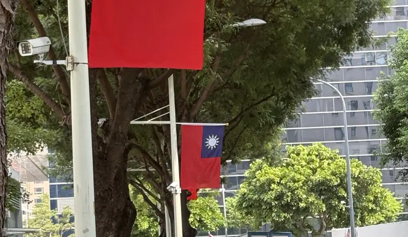 ▲台中市監視器全台最多，市府附近隨處可見路燈桿上一整排監視器。（資料畫面／記者顏幸如攝，2026.04.29）