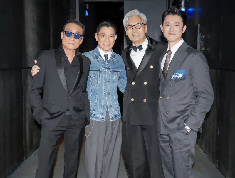 ▲劉德華（左二）驚喜現身《寒戰1994》首映，與周潤發（右二）、梁家輝（左一）、吳慷仁（右二）難得同框，4人都是金馬影帝，含金量驚人。（圖／安樂提供）
