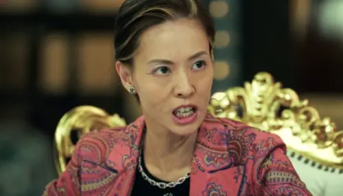 ▲37歲的戶田惠梨香不惜扮老，演出細木數子66歲的模樣。（圖／Netflix提供）