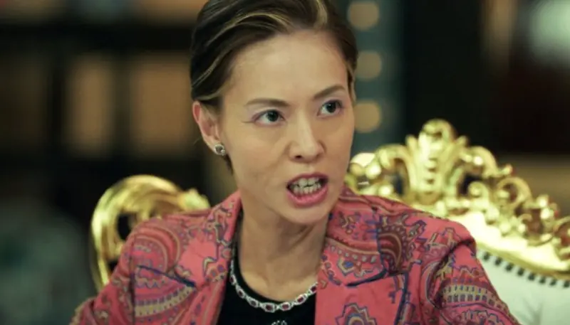 ▲37歲戶田惠梨香在新作品《地獄占星師》中飾演日本知名占卜師細木數子，為了演出66歲年老的模樣，她每天花3小時化老妝容。（圖／Netflix）