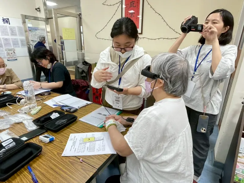 ▲北榮研發「AI智慧眼鏡」，可進行檢測並透過AI演算法產出六角雷達圖像化報告。（圖／北榮提供）