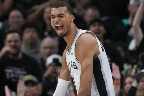 ▲最終馬刺以114比：95大勝拓荒者，以系列賽4：1成功挺進第二輪。馬刺陣中福克斯貢獻21分9助攻，文班亞馬（Victor Wembanyama）則交出17分14籃板6阻攻的恐怖數據。（圖／美聯社／達志影像）