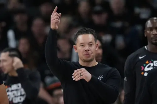 ▲馬刺總教練米奇·約翰遜（Mitch Johnson）在賽後記者會點出球隊成功關鍵。他對文班亞馬的絕對信任與團隊無私的化學反應，是馬刺自2017年以來首度贏得季後賽系列賽的核心支柱。（圖／美聯社／達志影像）