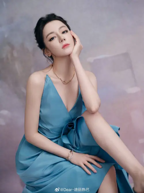 ▲迪麗熱巴昨日露面時，看起來身體狀況已恢復正常。（圖／微博＠Dear-迪麗熱巴）