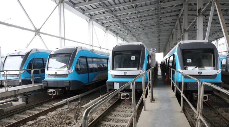 ▲捷運三鶯線準備好了！四輛列車整齊停放在站台內，以平均系統可用度 99.9% 的優異成績通過穩定測試，將於 5 月初報交通部履勘。全台首創的「保命按鈕」與智慧安全設計已就緒，通車倒數中。（圖／新北捷運局提供）