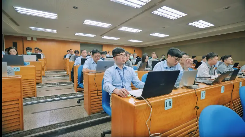 ▲中鋼針對公司不同工作屬性設計不同的AI培訓課程，提升及養成同仁AI專業，以提高公司營運效率。（圖／中鋼提供）