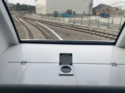 ▲捷運三鶯線列車車廂內設有「緊急停車鈕」，平時是蓋起，遇到緊急狀況才能開啟使用，若民眾無故隨意開啟，最高可處以 100 萬元罰鍰。（圖／新北捷運局提供）