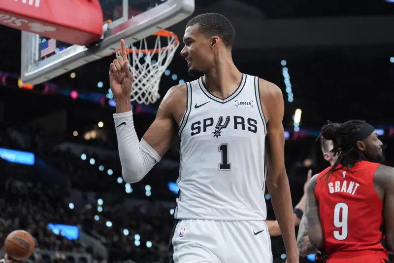 ▲聖安東尼奧馬刺球星文班亞馬（Victor Wembanyama）在對戰拓荒者的比賽中單場送出6次阻攻，徹底粉碎了對手的進攻信心。（圖／美聯社／達志影像）