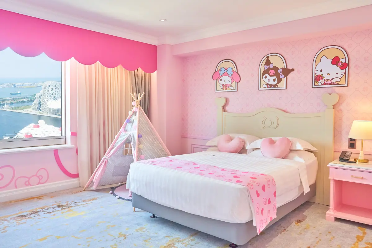 ▲高雄漢來飯店自5月起到6月將獨家推出「島語饗夜・一泊二食」住房專案，週日至週四入住還可享免費升等三麗鷗主題房，當晚可「免排隊」輕鬆享用全台最難預約的「島語」吃到飽餐廳。（圖／高雄漢來提供）