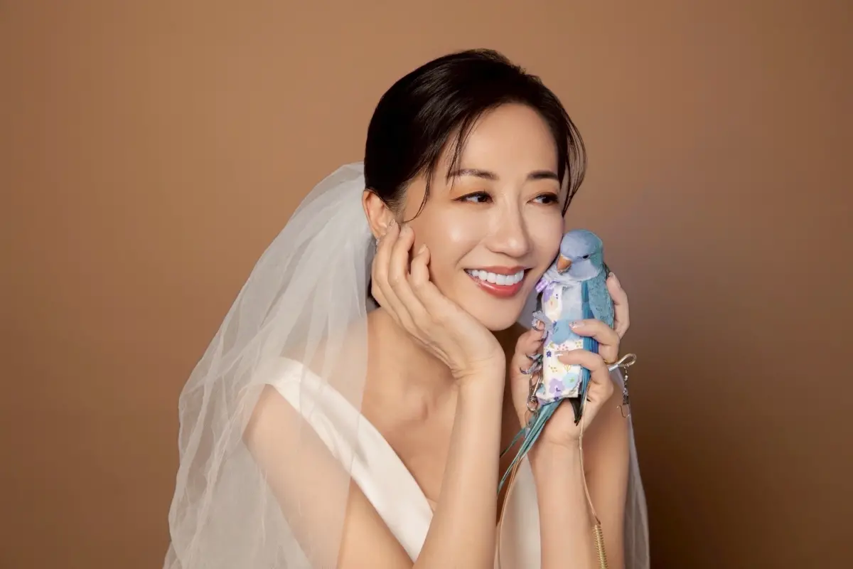 ▲潘奕如「靈魂伴侶」寵物鳥驟逝，悲痛萬分的她再養一隻小鳥，鳥兒也成了《豆腐媽媽》劇組的新寵兒。（圖／民視提供）