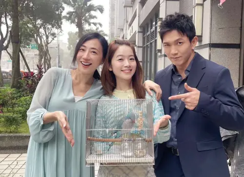 ▲樂樂在《豆腐媽媽》劇中更擔任起「媒鳥」重任，巧妙牽起黃尚禾（右）與程雅晨（中）的情緣，左為潘奕如。（圖／民視提供）