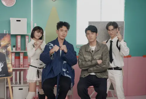 ▲柯震東（左2）與王柏傑（右2）宣傳《乩身》。（圖／快電商提供）