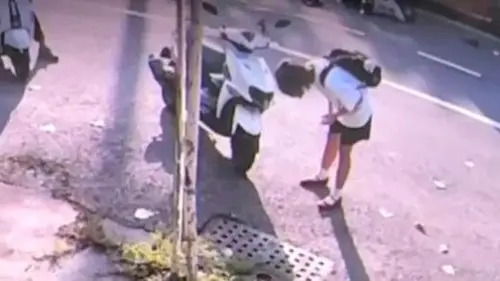追撞女警釀慘劇！女大生抵靈堂、父母陪同上香　90度鞠躬道歉