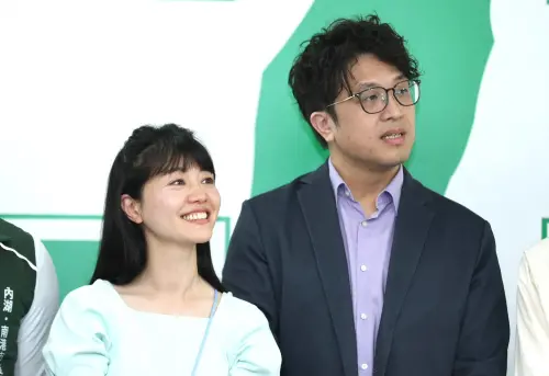 ▲高嘉瑜表示，會合掛與沈伯洋的看板。（圖／記者朱永強攝，2026.04.29）