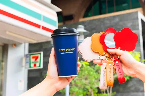 7-11母親節出手了！美式拿鐵買5送5、可寄杯　買咖啡送花花隨身鏡